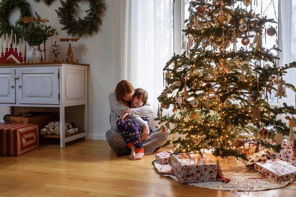 Anne Oğul Evde Noel Ağacının Yanında Kucaklaşıyorlar — Stok fotoğraf