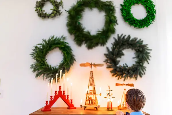 Menino Frente Aparador Olhando Para Decorações Natal — Fotografia de Stock