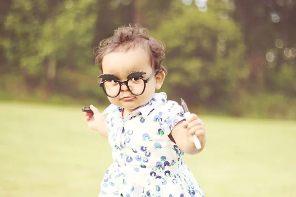 Porträt Eines Mädchens Mit Neuartiger Brille Und Schnurrbart Gesicht — Stockfoto