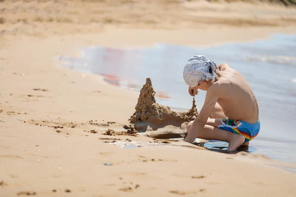 Menino Construindo Castelo Areia Praia Corfu Grécia — Fotografia de Stock