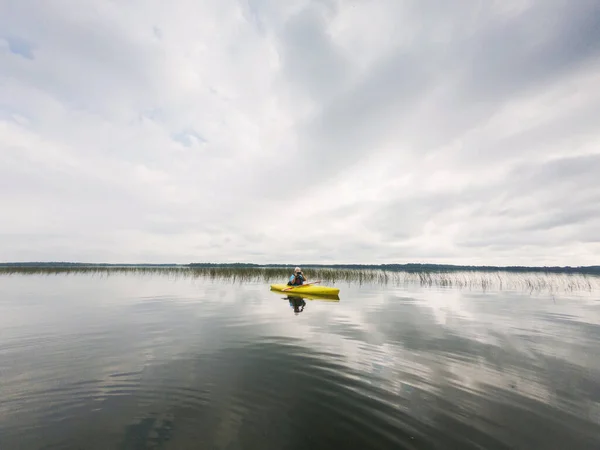 Femme Âgée Assise Dans Kayak Prenant Une Photo Avec Téléphone — Photo