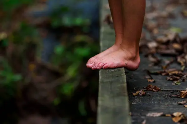 Közelkép Egy Fiú Piszkos Lábáról Amint Egy Lábhídon Áll Erdőben — Stock Fotó