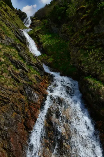 Gros Plan Sur Une Cascade Alpine Montagne Suisse — Photo