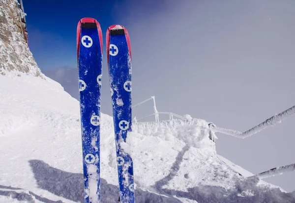 Primo Piano Paio Sci Sulla Neve Svizzera — Foto Stock