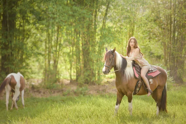 Barefoot Woman Riding Horse Meadow Thailand — Stock Photo, Image