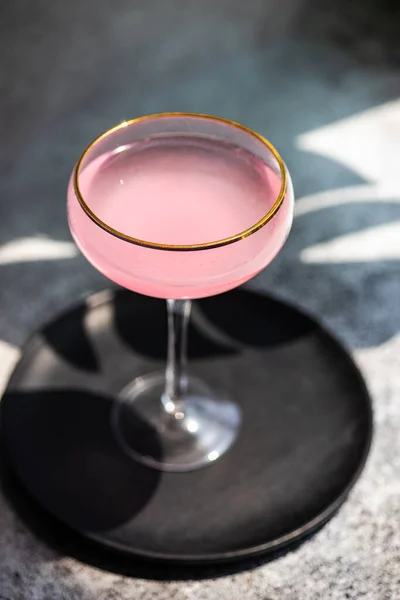 在阳光明媚的日子里 粉红柚子杜松子酒在杯子里盛放 — 图库照片