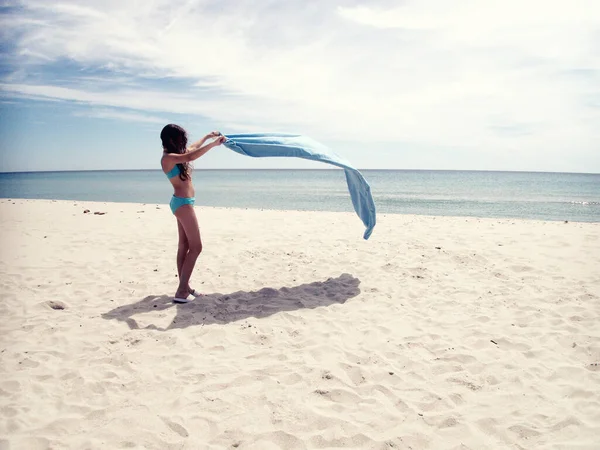 Girl Standing Beach Shaking Her Towel Maldives — Stock Photo, Image