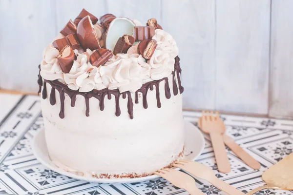 Chocolade Boterroom Taart Versierd Met Een Verscheidenheid Aan Chocolade — Stockfoto