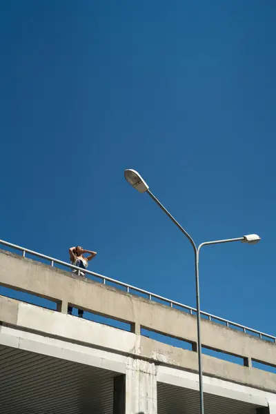 Woman Standing Bridge City Belarus — Stock Photo, Image