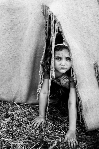 Serieus Meisje Kijken Uit Van Een Binnenkant Een Gescheurde Tent — Stockfoto