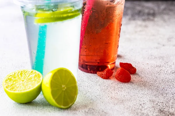 Strawberry Lemonade Lime Mint Lemonade Table Ice Cubes Fresh Lime — Stockfoto