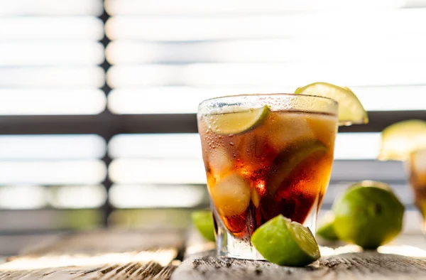 Cuba Libre Cocktail Met Bruine Rum Limoen — Stockfoto