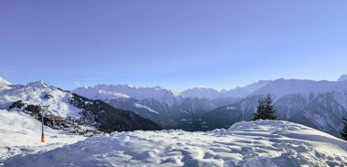 Berrak mavi gökyüzünün altındaki görkemli karla kaplı dağlar. Huzurlu bir atmosfer ve çarpıcı doğal güzellik. Kış harikalar diyarında keşif ve maceraya davetiye çıkarıyor.