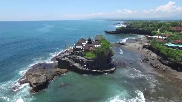 Luchtfoto Tanah Lot Tempel op het eiland van de kust van Bali — Stockvideo