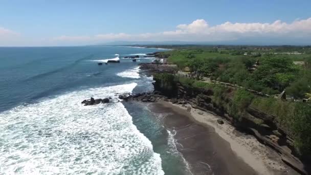 Vliegen boven de Oceaan kust op Bali eiland — Stockvideo