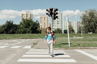 Öğrenci okula giderken bir yol geçiş.