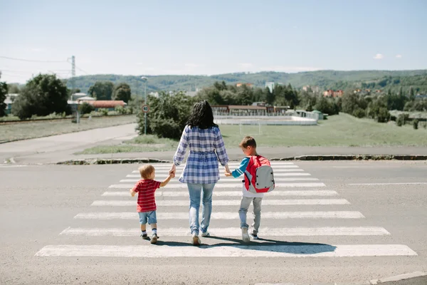 Anne ve çocukları okula giderken yol geçiş.