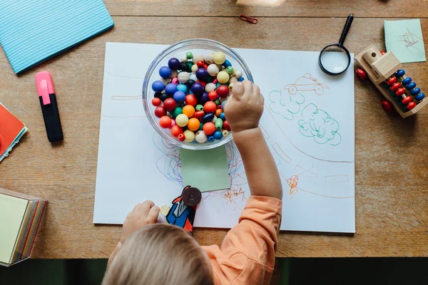 Toddler boy improving his fine motor skills — Stock Photo, Image