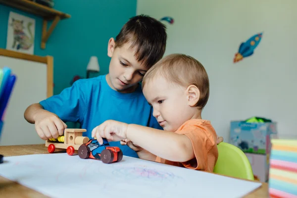 Hermanos jugando con coches de juguete — Foto de Stock