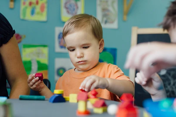 Niño jugando con bloques — Foto de Stock