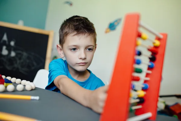 Tanulás, az abacus matematikai iskola fiú — Stock Fotó