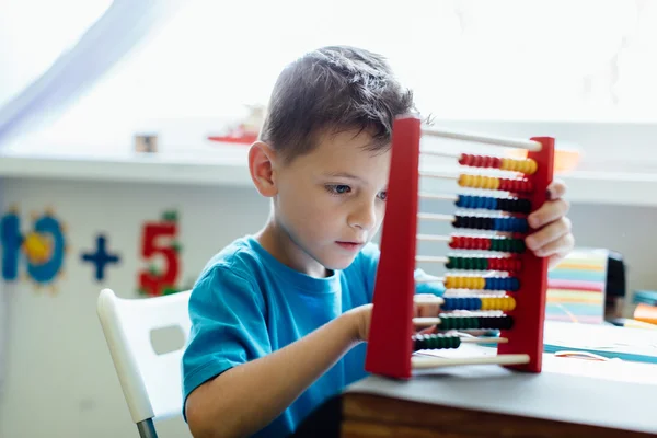 Pensando en el niño de la escuela aprendiendo matemáticas — Foto de Stock