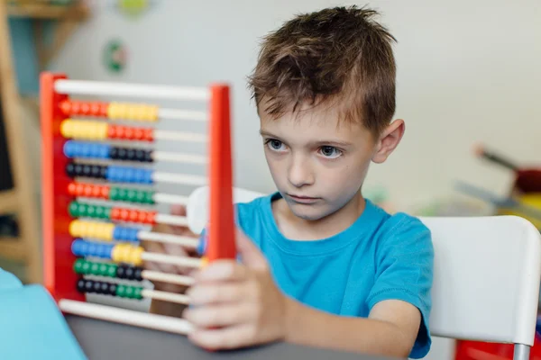 Denkender Schuljunge lernt Mathe — Stockfoto