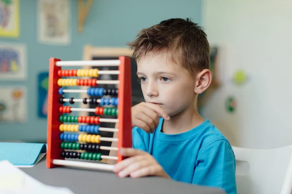 Denkender Schuljunge lernt Mathe — Stockfoto