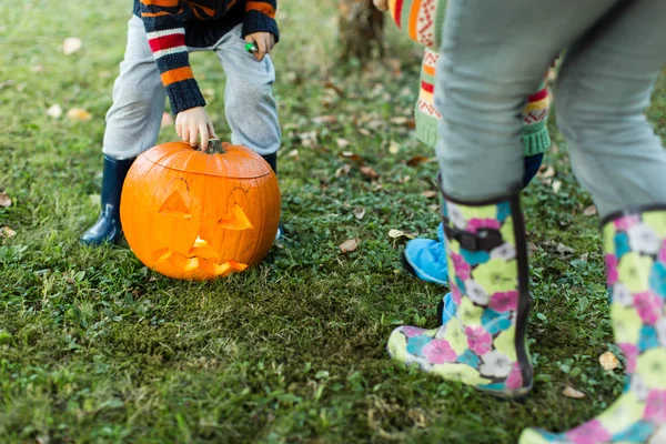 Niños tapando la calabaza de Halloween — Foto de Stock