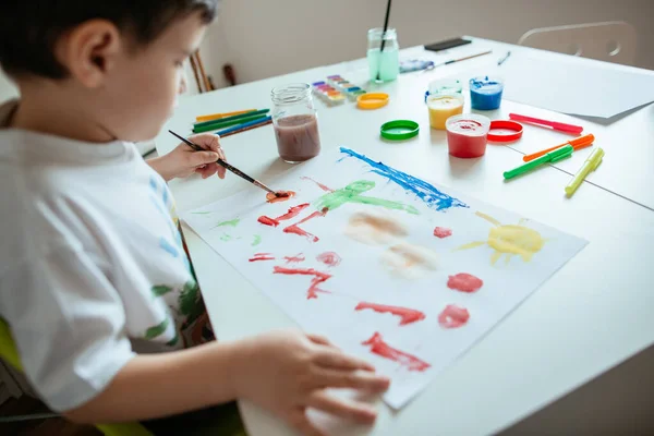 Solak Çocuk Resim Çiziyor Boyalı Fırçalı Renkli Resimli Anaokulu Çocuğu — Stok fotoğraf