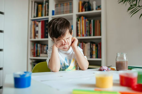 Niño Cansado Sosteniendo Cabeza Con Brazo Chico Durmiendo Después Hacer — Foto de Stock