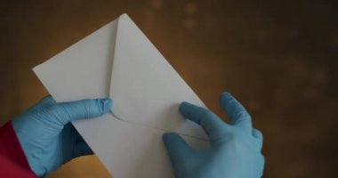 Covid-19 sertifikalı Zarfın Açılışı. Cerrahi Eldiven Giyen Kişinin Kapanışı Yavaşça Zarf Açma ve Pozitif Test Sonuçları Çıkarma Coronavirüs.