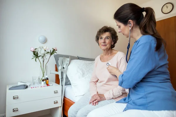 Ärztin Hört Lungen Einer Älteren Patientin Mit Stethoskop Krankenhauszimmer Krankenschwester Stockfoto