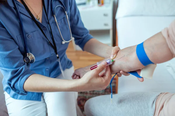 Nahaufnahme Einer Krankenschwester Die Einem Älteren Patienten Blutproben Entnimmt Pflegerin Stockbild
