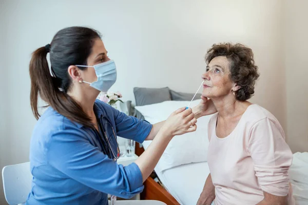 Ältere Frau Sitzt Auf Krankenhausbett Nachdem Ihr Nasenabstrich Für Covid Stockfoto