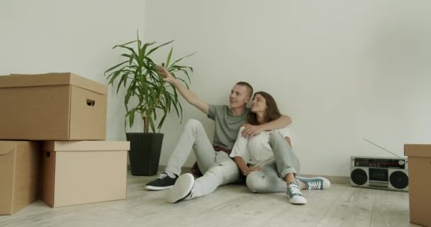 Young Couple Floor New Flat Man Woman 20S Sitting Floor — Vídeo de Stock