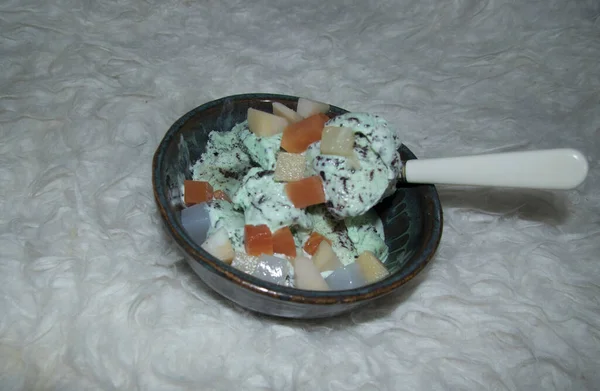 Gelado Com Cobertura Frutas Mistas Uma Tigela — Fotografia de Stock