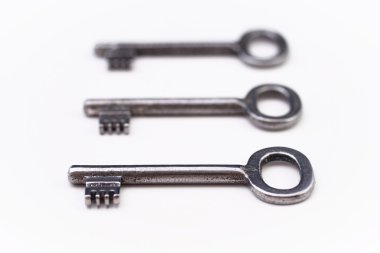 beyaz arkaplanda anahtarlar