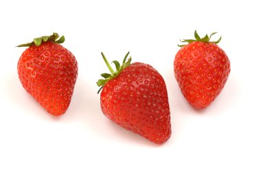 Beyaz arka planda çilekler