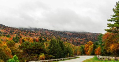 Sonbahar dağ yolu macerası panoramik sonbahar manzaralı ve uzak dağ yolu kıvrımlı