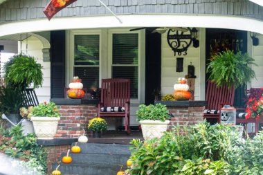 Sonbahar süslemeleri, rahat sonbahar verandası, mevsimlik balkabağı ve bitkilerle sonbahar verandası.