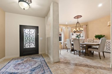 Tasarımında zarif bir şekilde yemek odasına giden bir koridor var. Birkaç sandalyeyle birlikte bir masa hazırlıyor.