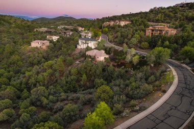 Engebeli arazi ve yerel bitki yaşamına yuva yapmış kümelenmiş evlere dair havadan içgörü