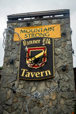 Yıpranmış dağ tavernası tasarımı, klasik dağ kasabası bar markası ve tabela sergisi