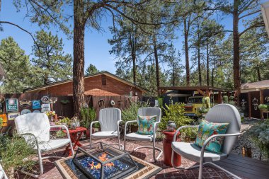 Rahat bir oturma yeri, bir ateş çukuru ve yemyeşil bir alan doğada huzurlu bir geri çekilme yaratıyor..