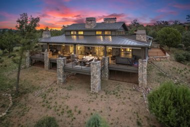 Geniş açık alan ve çarpıcı günbatımı manzaralı güzel tasarlanmış çağdaş bir ev. Huzurlu bir yaşam ve eğlence için ideal..