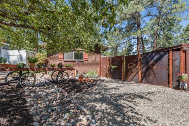 Dekoratif bisikletlerin, çakıllı yolların ve yemyeşil çimlerin bulunduğu, rahatlamak ve doğanın tadını çıkarmak için mükemmel bir açık hava alanı..