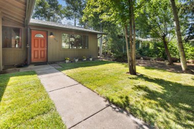 Çarpıcı kırmızı bir kapısı olan büyüleyici bir ev hayal edin. Güzel bir yürüyüş yolu var. Girişe doğru yavaşça ilerliyor.