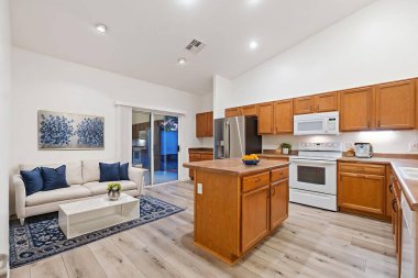 Çok güzel tasarlanmış bir mutfak hayal edin tam merkezde yer alan büyük bir ada, sorunsuz bir şekilde oturma odasına bağlanıyor.