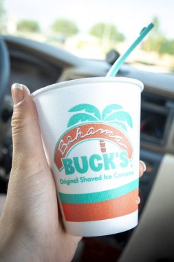 Prescott, Arizona - 27 Haziran 2025: Bir insan elinde lezzetli bir fincan dondurma tutuyor. Yüksek kalite fotoğraf